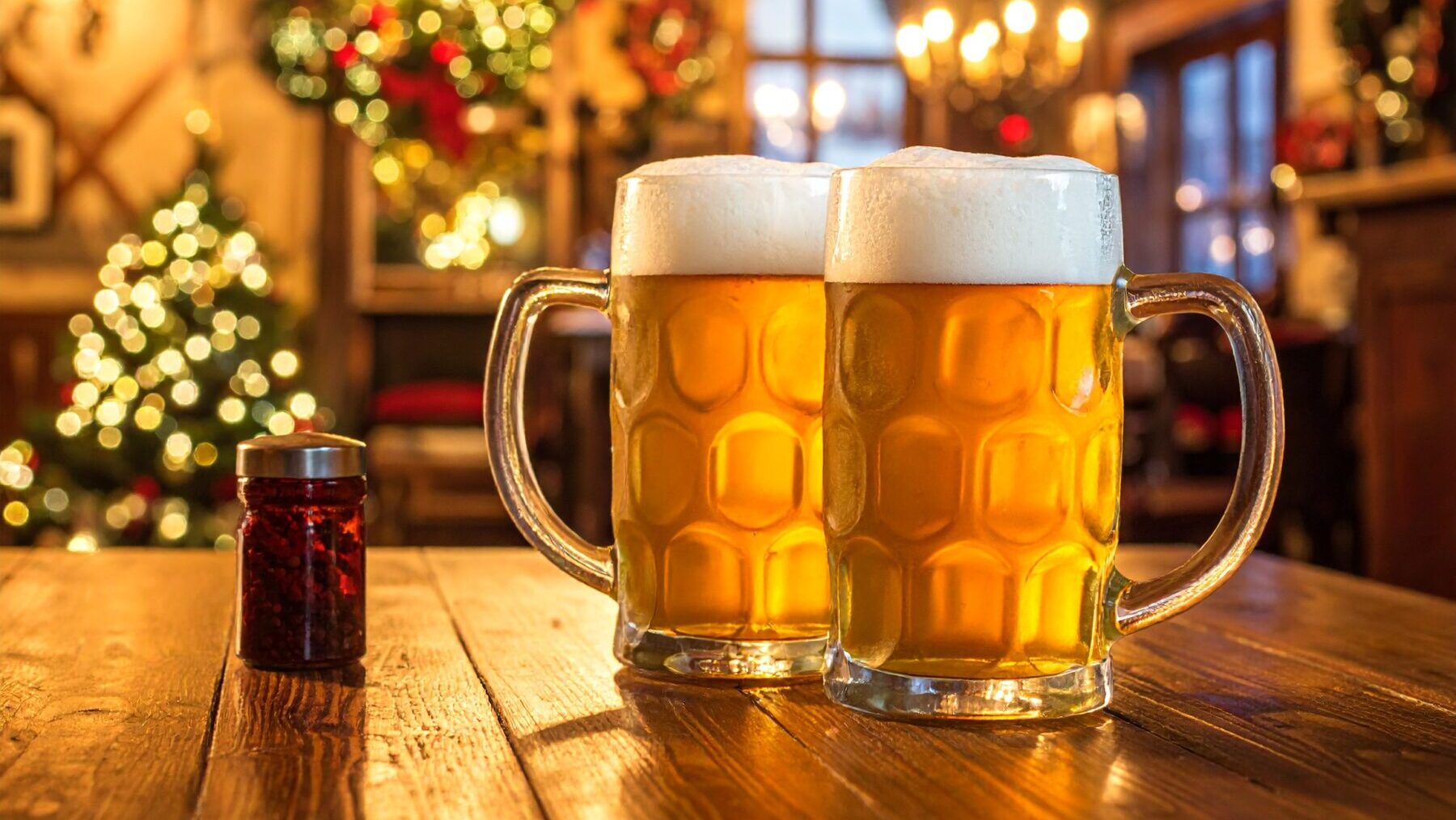 Wirthaustisch, zwei große Bierkrüge