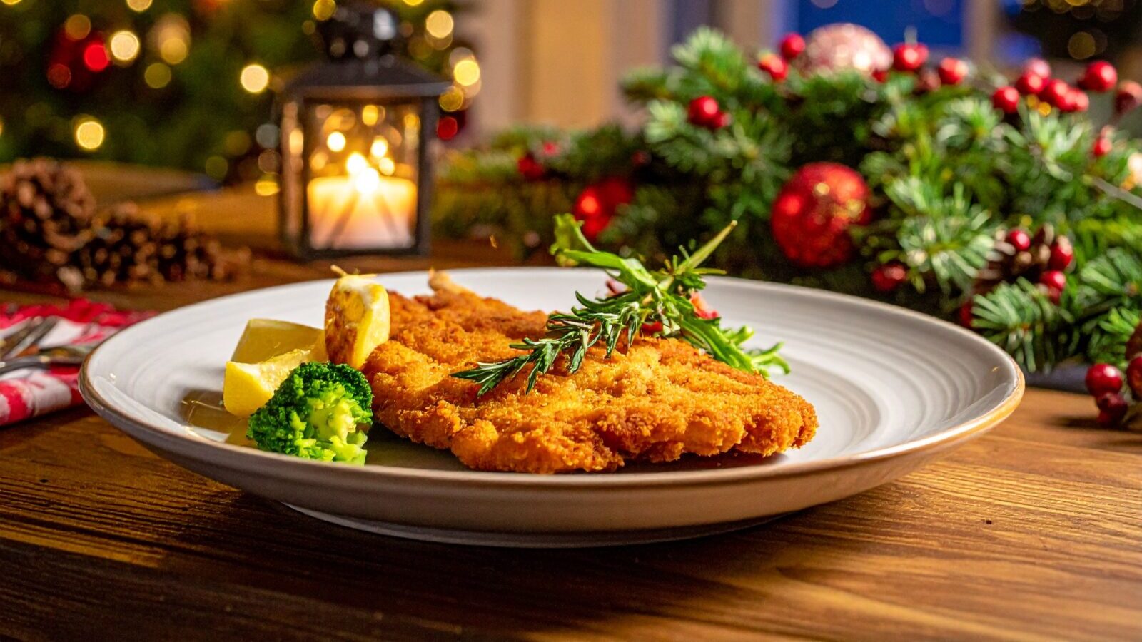 Wiener Kalbschnitzel am Teller mit weihnachtlicher Dekoration